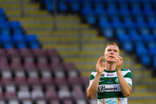 Västerås David Engström tackar publiken på balkongerna