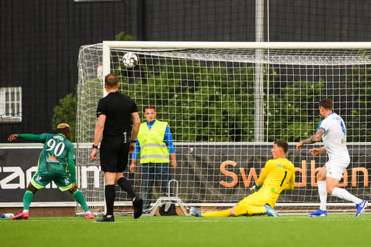 Akropolis målvakt Samuel Brolin med en räddning