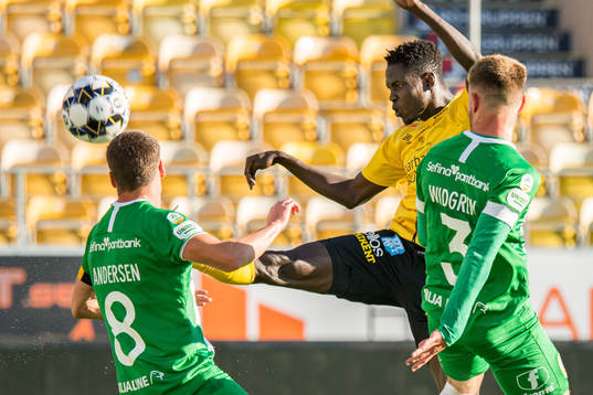 Elfsborgs Joseph Okumu mot Hammarbys Jeppe Andersen och