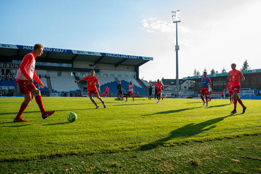 Kristoffer Barmen of Brann and his teammates warm up