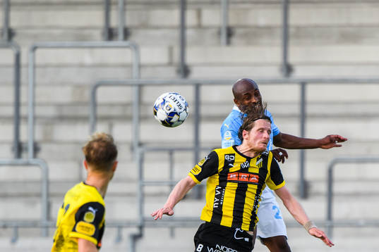 Häckens Erik Friberg och Malmö FFs Fouad Bachirou