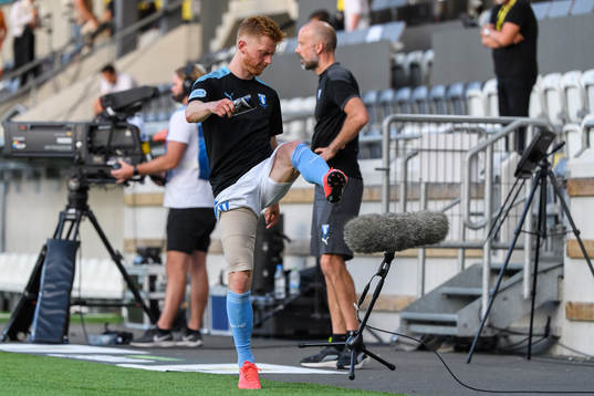 Malmö FFs Anders Christiansen sparkar till en mikrofon
