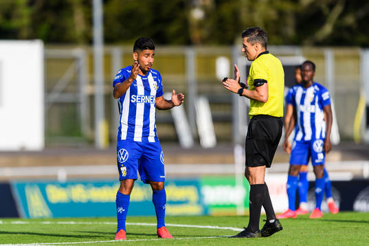 IFK Göteborgs Hosam Aiesh i samtal med domare Kaspar