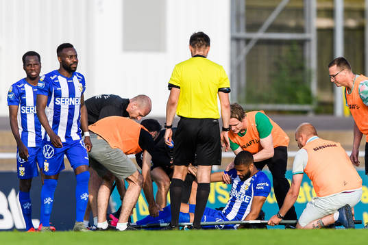IFK Göteborgs Kristopher Da Graca bärs av planen på bår