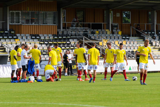 Falkenbergs spelare värmer upp