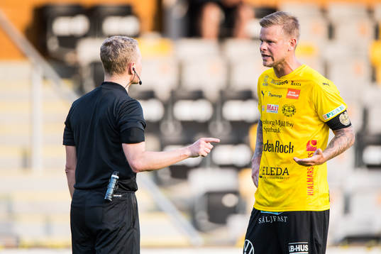 Mjällbys David Löfquist och domare Fredrik Klitte