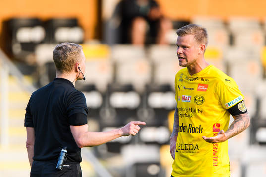 Mjällbys David Löfquist i diskussion med domaren
