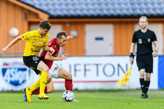 Mjällbys Joel Nilsson och Falkenbergs Anton Wede