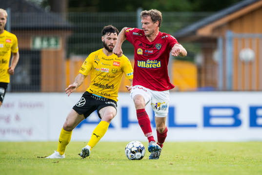 Falkenbergs Karl Söderström och Mjällbys Jonathan Tamini