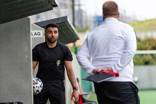 Domare George Jansizian i samtal med Linköpingsledare