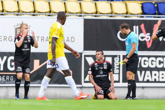 Kalmars Romario Pereira Sipiao blir varnad av domare