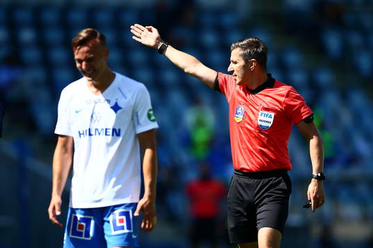 Domare Bojan Pandzic och IFK Norrköpings Henrik Castegren