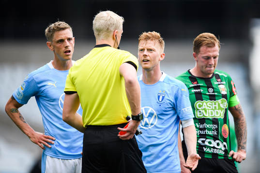 Malmö FFs Anders Christiansen i samtal med domaren