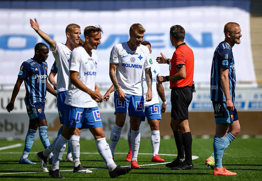 IFK Norrköpings Eric Smith reagerar på domare Bojan