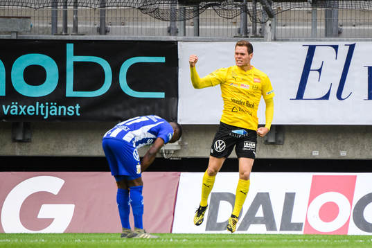 IFK Göteborgs Nzuzi Toko deppar samtidigt som Mjällbys