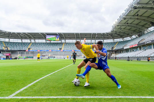 Mjällbys Jesper Löfgren försvarar mot IFK Göteborgs
