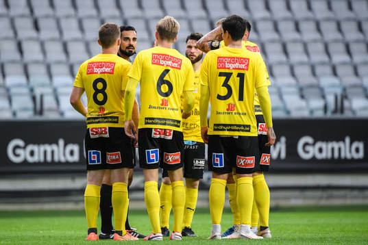 Domare Mohammed Al-Hakim i samtal med Mjällbys spelare