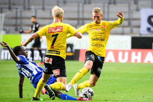 IFK Göteborgs Hosam Aiesh och Mjällbys Adam Petersson