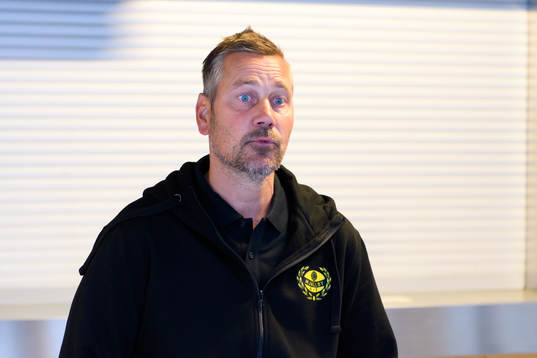 Mjällbys tränare Marcus Lantz blir intervjuad