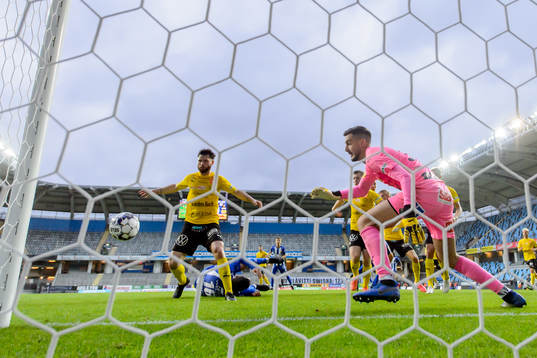 IFK Göteborgs Sargon Abraham nickar bollen till 2-2 bakom