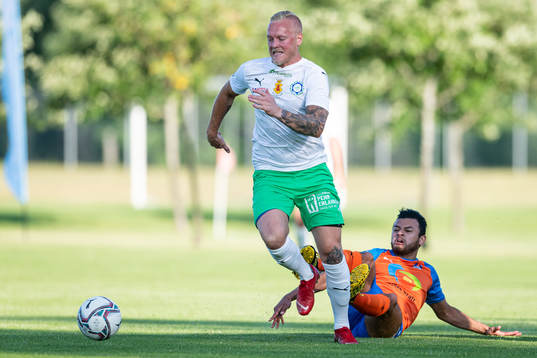 Klippans Tobias Zentio tacklas av Vejbys Stanley Batres