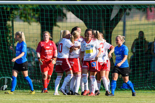 Halmias spelare jublar