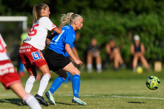 Halmias Emma Skantz och Halmstads Moa Karlsson