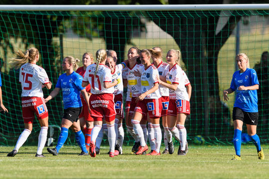 Halmias spelare jublar