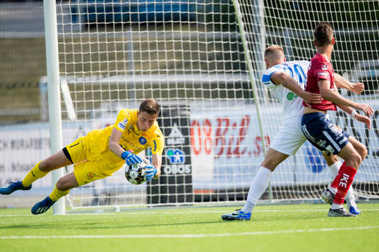 Akropolis målvakt Samuel Brolin med en räddning