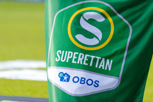 Superettan flagga före fotbollsmatchen i Superettan mellan