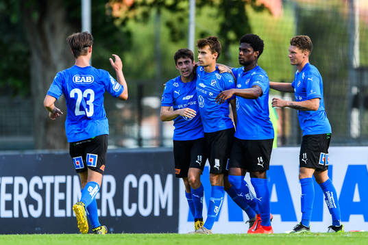Halmstads Rasmus Wiedesheim-Paul jublar med lagkamrater
