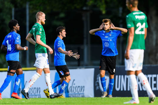 Halmstads Rasmus Wiedesheim-Paul jublar med lagkamrater