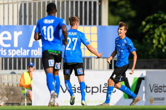Halmstads Rasmus Wiedesheim-Paul jublar med lagkamrater