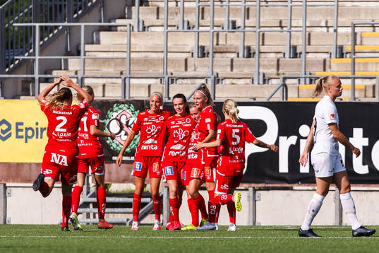 Örebros Cali Farquharson gör 2-2 och jublar med