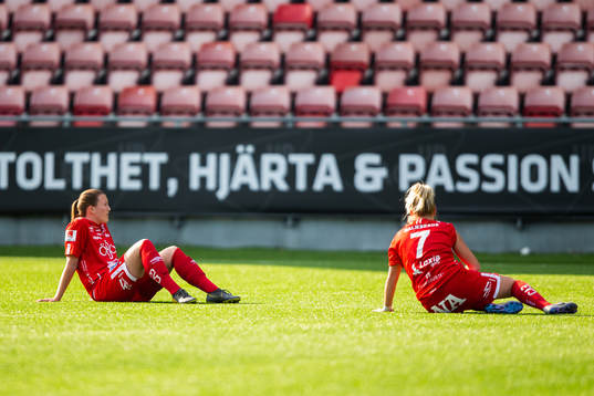 Örebros Elin Pikkujämsä och Ellen Karlsson deppar