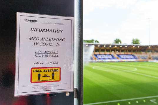 En skylt om Covid-19 innan fotbollsmatchen i Allsvenskan