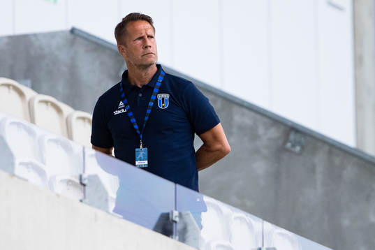 Sirius sportchef Ola Andersson följer spelet