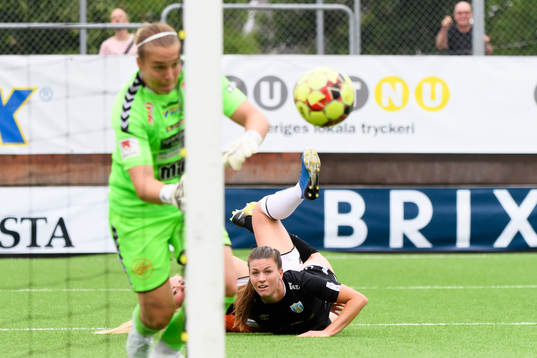 Göteborgs Pauline Hammarlund nickar bollen mot mål