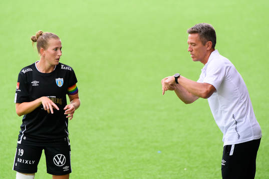 Göteborgs Emma Berglund pratar med tränare Mats Gren