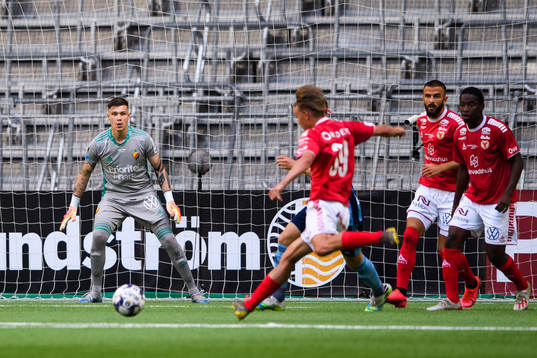 Kalmars Isak Magnusson provar skott mot Djurgårdens