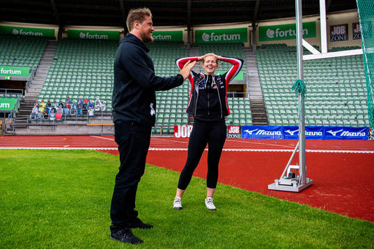 Sigrid Borge talks to Andreas Thorkildsen while competing