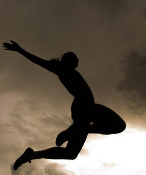 The silhouette of Elise Hoel Ulseth competing in the