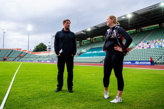 Sigrid Borge talks to Andreas Thorkildsen while competing