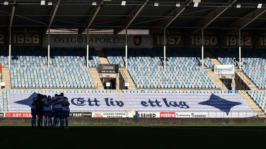 IFK Norrköpings spelare framför tomma läktare med texten