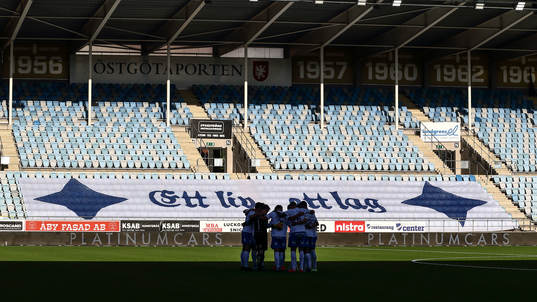 IFK Norrköpings spelare framför tomma läktare med texten