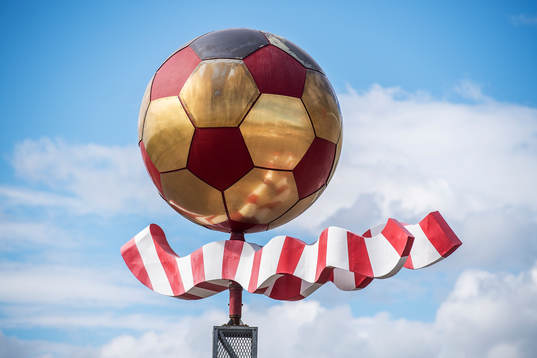 En staty utanför Guldfågeln Arena