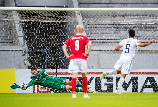 Östersunds Rewan Amin gör 1-2 på straff bakom Kalmars