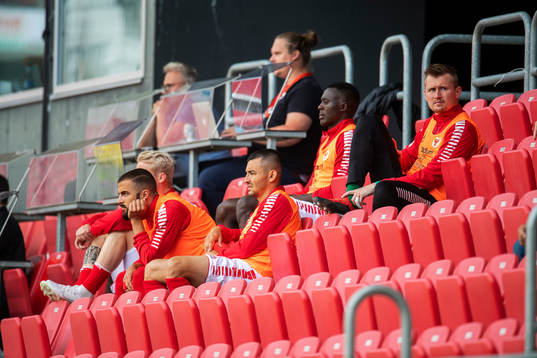 Kalmars avbytare sitter på läktaren