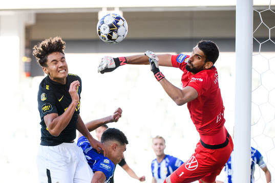 s Robin Tihi och IFK Göteborgs målvakt Ioannis Anestis