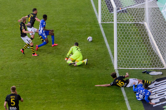 Bollen rullar mot mållinjen mot 1-0